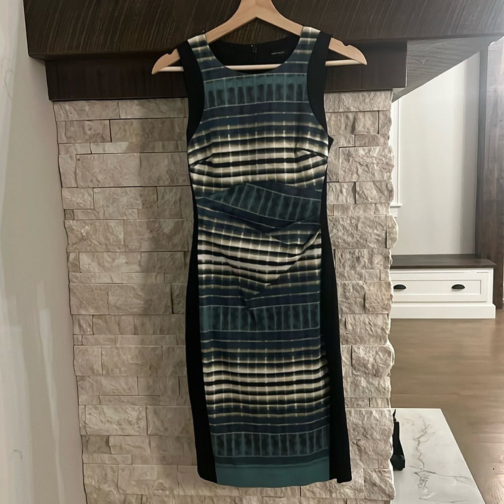 Karen Mullen shift dress with beautiful pattern inlay. P2P 14”. L 3’1” Size 4